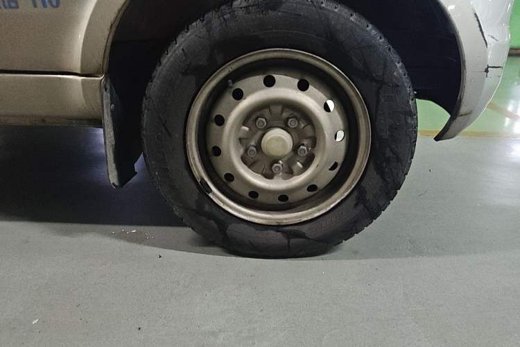 Used Wuling Rongguang 2021 1.5L Extended Standard Version with Air Conditioning – L3C Right Front Wheel Hub