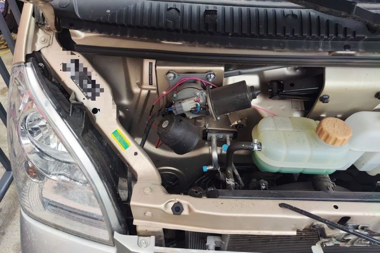 Used Wuling Rongguang 2021 1.5L Extended Standard Model Air-Conditioned Version LAR Engine Bay Right