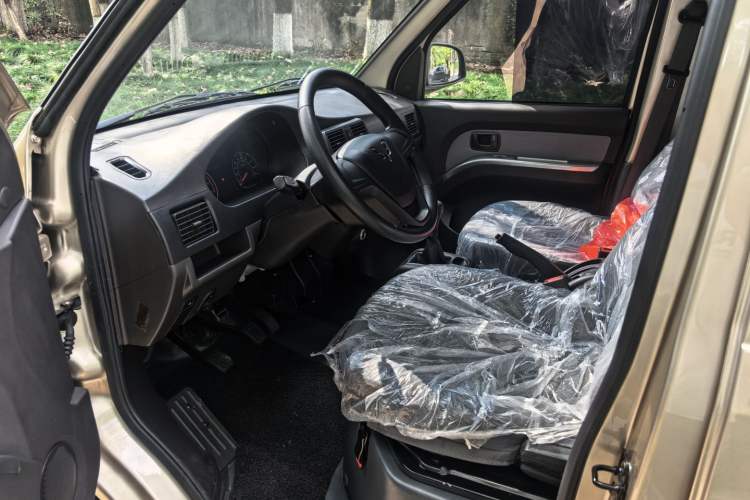 Used Wuling Rongguang 2021 1.5L Extended Standard Version with Air Conditioning – L3C Interior 1