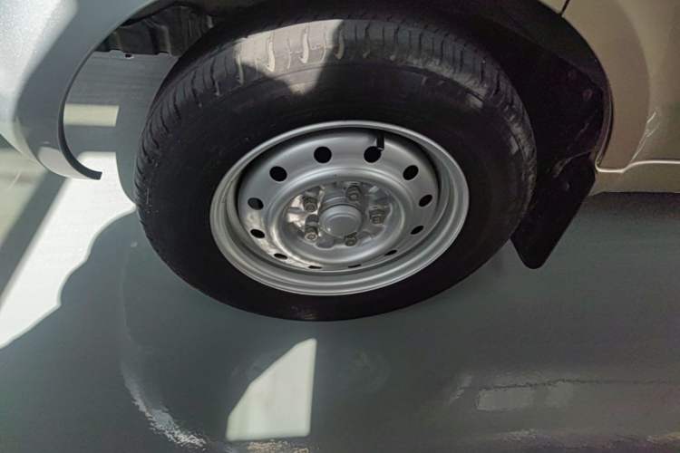 Used Wuling Rongguang 2021 1.5L Extended Standard Version with Air Conditioning – L3C Left Front Wheel Hub