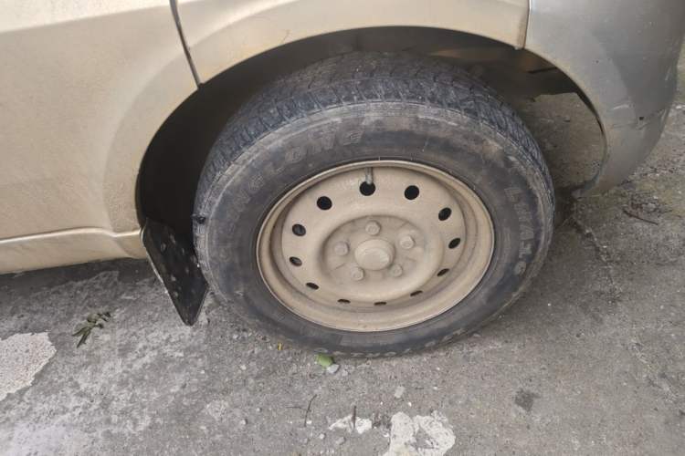 Used Wuling Rongguang 2021 1.5L Extended Standard Model Air-Conditioned Version LAR Right Front Wheel Hub