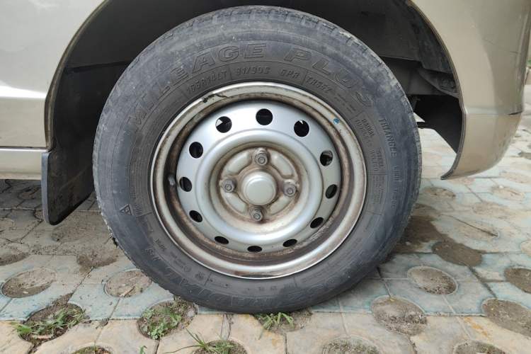 Used Wuling Rongguang 2021 1.2L S Base 7-Seater LSI Right Front Wheel Hub