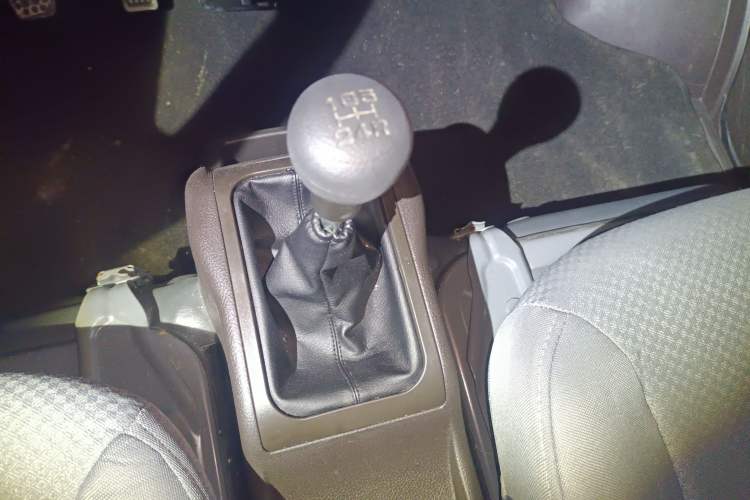 Used Wuling Rongguang 2021 1.5L Extended Standard Version with Air Conditioning – L3C Gear Lever