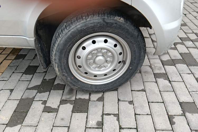 Used Wuling Rongguang 2021 1.5L Extended Standard Model Air-Conditioned Version LAR Right Front Wheel Hub