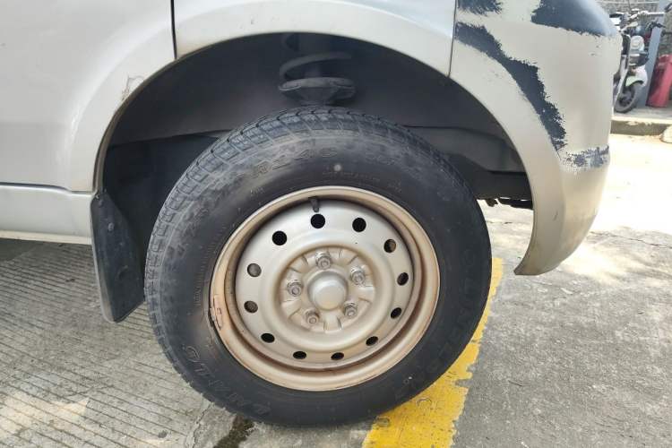 Used Wuling Rongguang 2021 1.5L Extended Basic Version L3C Right Front Wheel Hub