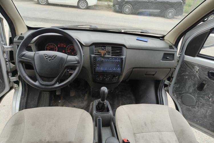 Used Wuling Rongguang 2021 1.2L S Base 7-Seater LSI Center Console