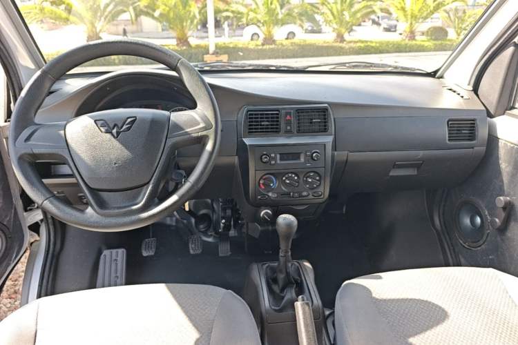 Used Wuling Rongguang 2021 1.5L Extended Basic Model LAR Center Console