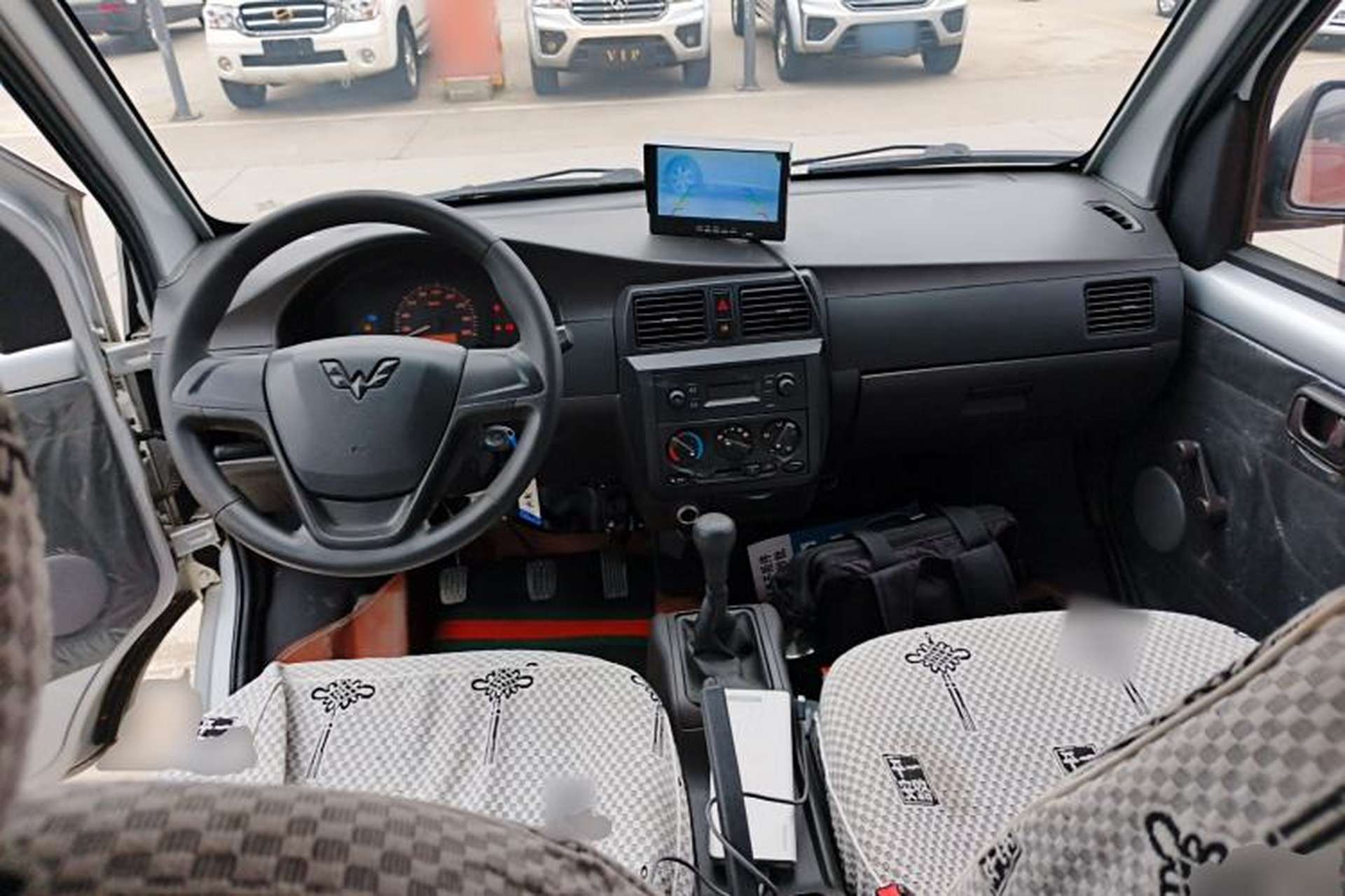 Used Wuling Rongguang 2021 1.5L Extended Basic Window-Sealed 5-Seat L3C Car Center Console