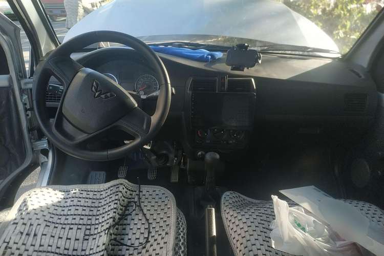 Used Wuling Rongguang 2021 1.5L Extended Basic Window-Sealed 5-Seat L3C Car Center Console