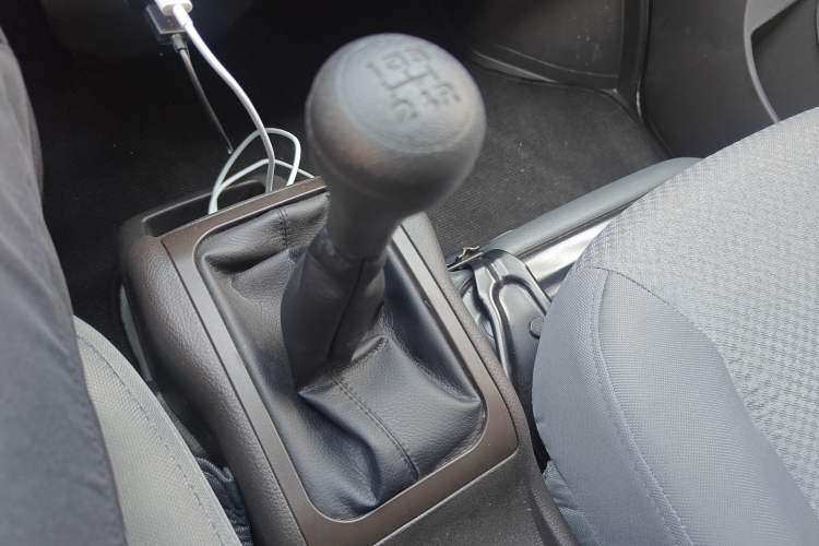 Used Wuling Rongguang 2021 1.5L Extended Standard Version with Air Conditioning – L3C Gear Lever
