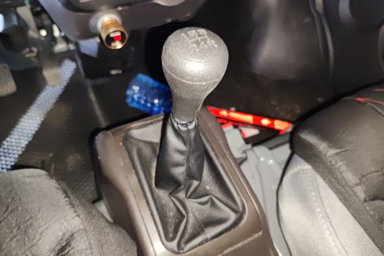 Used Wuling Rongguang 2021 1.5L Extended Standard Version with Air Conditioning – L3C Gear Lever