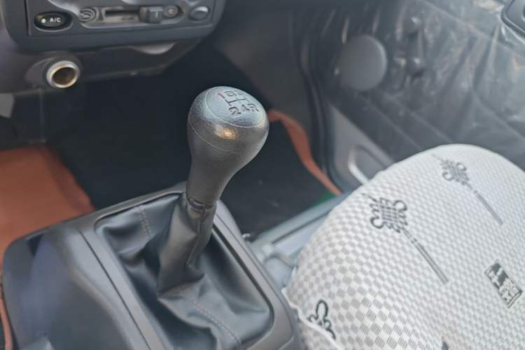 Used Wuling Rongguang 2021 1.5L Extended Basic Window-Sealed 5-Seat L3C Car Gear Lever
