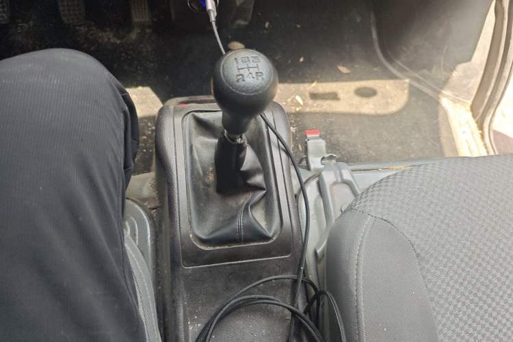 Used Wuling Rongguang 2021 1.5L Extended Standard Version with Air Conditioning – L3C Gear Lever