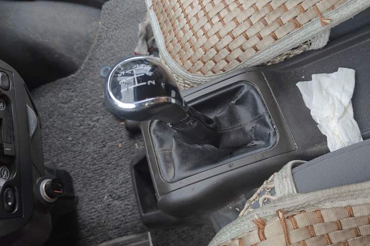 Used Wuling Rongguang 2021 1.5L Extended Standard Version with Air Conditioning – L3C Gear Lever