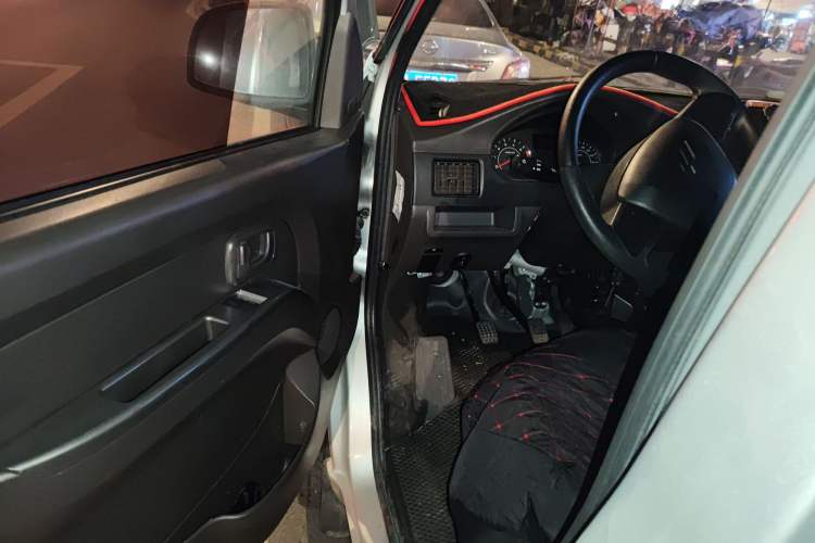 Used Wuling Rongguang 2021 1.5L Extended Standard Version with Air Conditioning – L3C Interior 3