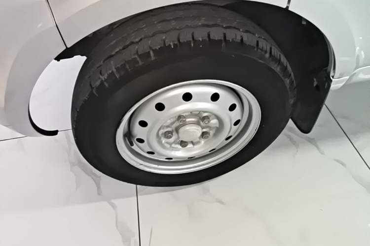 Used Wuling Rongguang 2021 1.5L Extended Basic Version L3C Left Front Wheel Hub