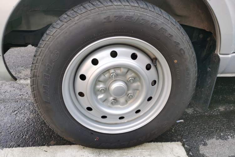 Used Wuling Rongguang 2021 1.5L Extended Standard Version with Air Conditioning – L3C Left Front Wheel Hub