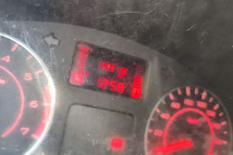 Used Wuling Rongguang 2021 1.5L Extended Basic Enclosed-Window Vehicle 2 Seats L3C Odometer Close Up