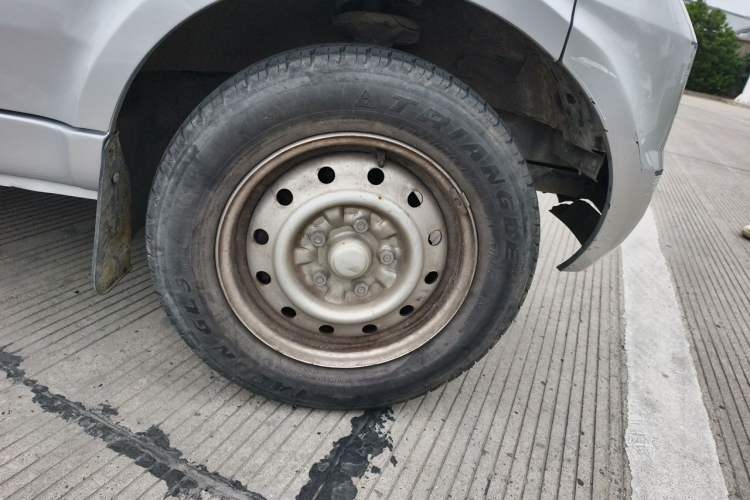 Used Wuling Rongguang 2021 1.5L Extended Standard Model Enclosed-Window Vehicle, Air-Conditioned Version, 2-seater LAR Right Front Wheel Hub