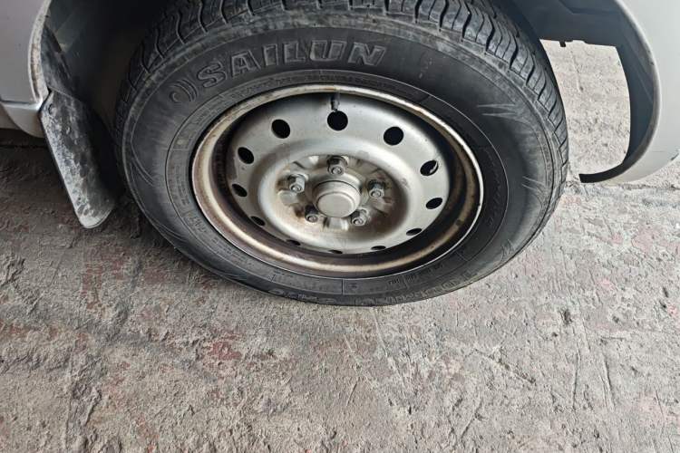 Used Wuling Rongguang 2021 1.5L Extended Basic Enclosed-Window Vehicle 2 Seats L3C Right Front Wheel Hub
