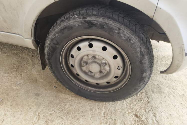 Used Wuling Rongguang 2021 1.5L Extended Standard Version with Air Conditioning – L3C Right Front Wheel Hub