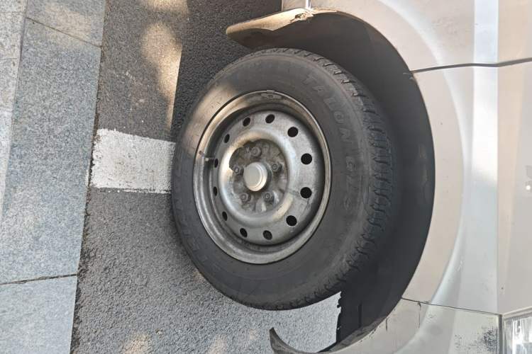 Used Wuling Rongguang 2021 1.5L Extended Basic Enclosed-Window Vehicle 2 Seats L3C Right Front Wheel Hub