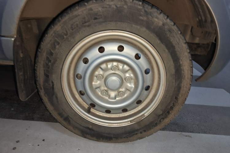 Used Wuling Rongguang 2021 1.5L Extended Basic Version L3C Right Front Wheel Hub
