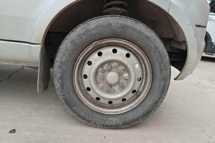Used Wuling Rongguang 2021 1.5L Extended Basic Enclosed-Window Vehicle 2 Seats L3C Right Front Wheel Hub