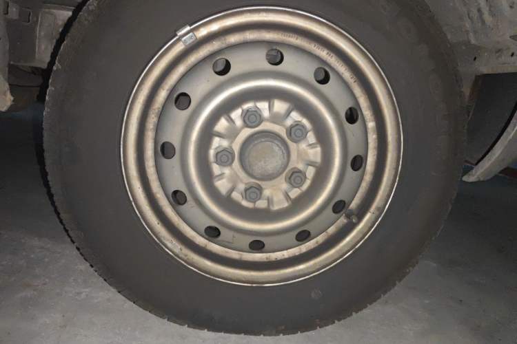 Used Wuling Rongguang 2021 1.5L Extended Basic Model Enclosed-Window Vehicle, 2-seater LAR Right Front Wheel Hub