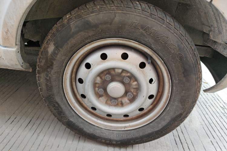 Used Wuling Rongguang 2021 1.5L Extended Basic Version L3C Right Front Wheel Hub