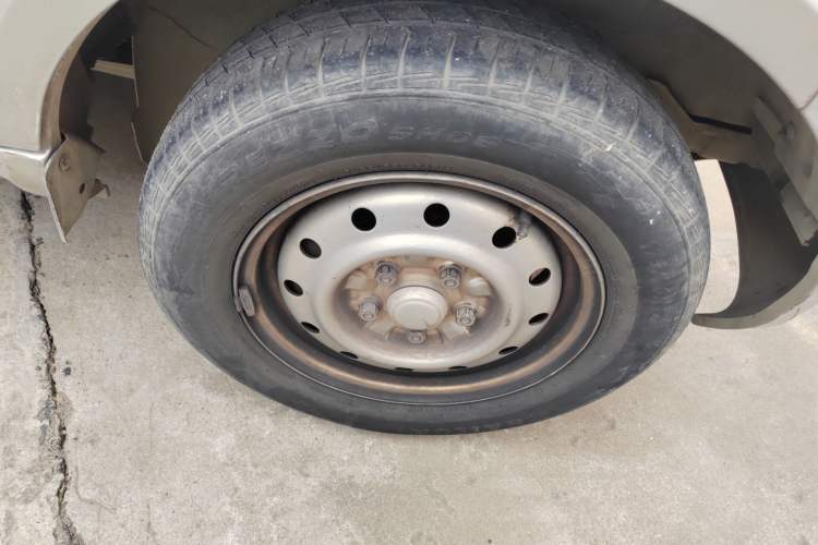 Used Wuling Rongguang 2021 1.5L Extended Standard-Size Window-Sealed Car Air-Conditioned Version 5 Seats L3C Right Front Wheel Hub