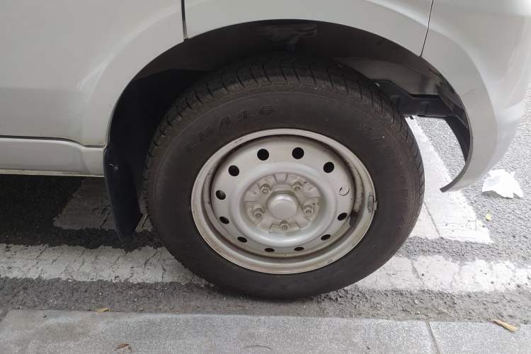 Used Wuling Rongguang 2021 1.5L Extended Basic Version L3C Right Front Wheel Hub