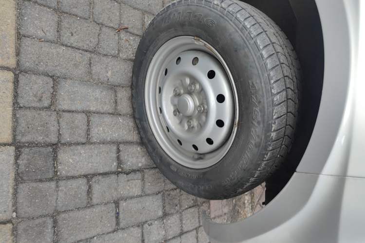 Used Wuling Rongguang 2021 1.5L Extended Basic Version L3C Right Front Wheel Hub