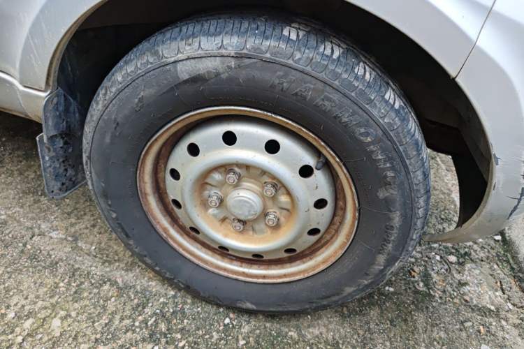 Used Wuling Rongguang 2021 1.5L Extended Standard Model Air-Conditioned Version LAR Right Front Wheel Hub