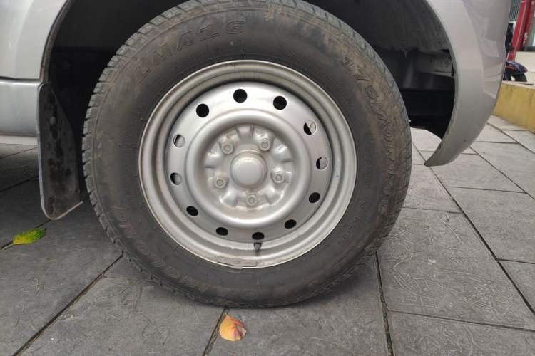 Used Wuling Rongguang 2021 1.5L Extended Basic Version L3C Right Front Wheel Hub
