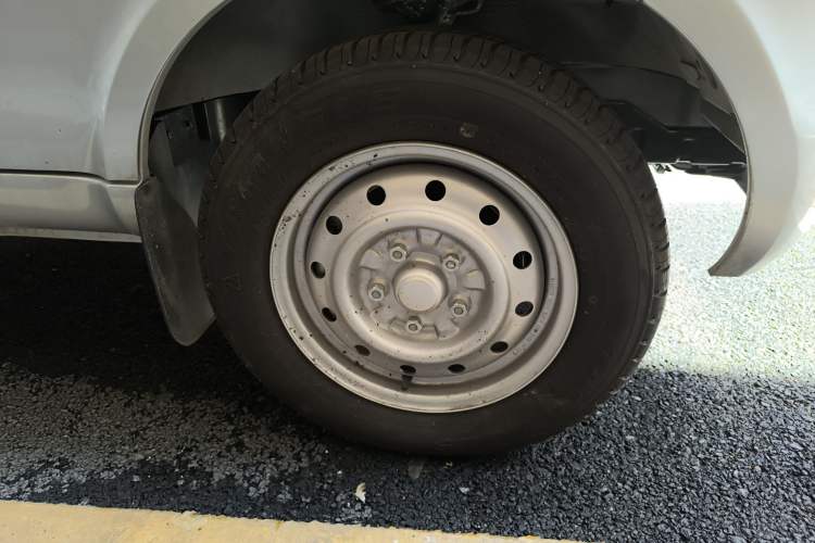 Used Wuling Rongguang 2021 1.5L Extended Standard-Size Window-Sealed Vehicle Air-Conditioned 2-Seater L3C Right Front Wheel Hub