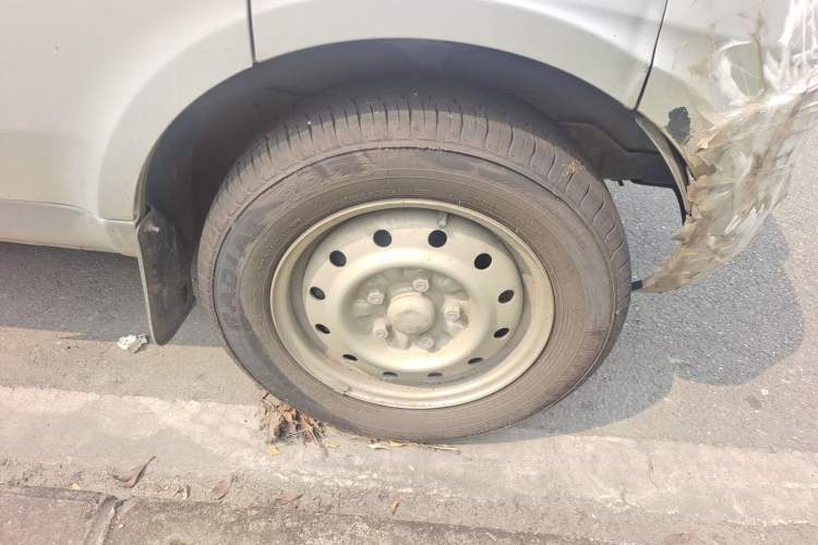 Used Wuling Rongguang 2021 1.5L Extended Basic Enclosed-Window Vehicle 2 Seats L3C Right Front Wheel Hub