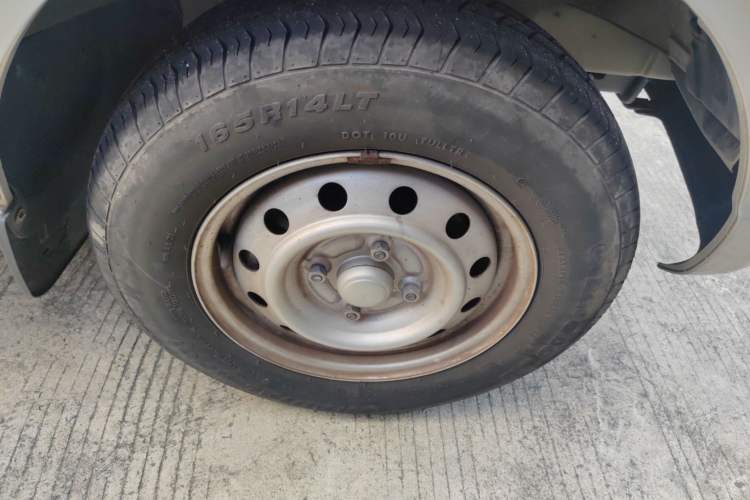 Used Wuling Rongguang 2021 1.2L S Base Model Window-Sealed Car Standard Version 5-Seater LSI Right Front Wheel Hub