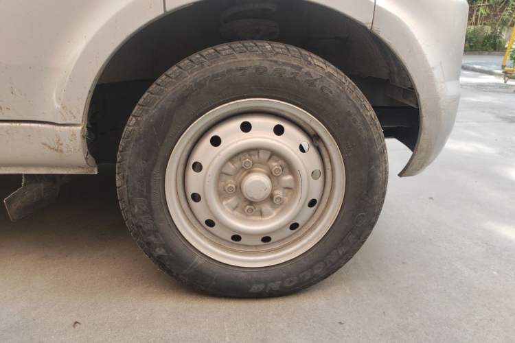 Used Wuling Rongguang 2021 1.5L Extended Standard Model Enclosed-Window Vehicle, Air-Conditioned Version, 5-seater LAR Right Front Wheel Hub