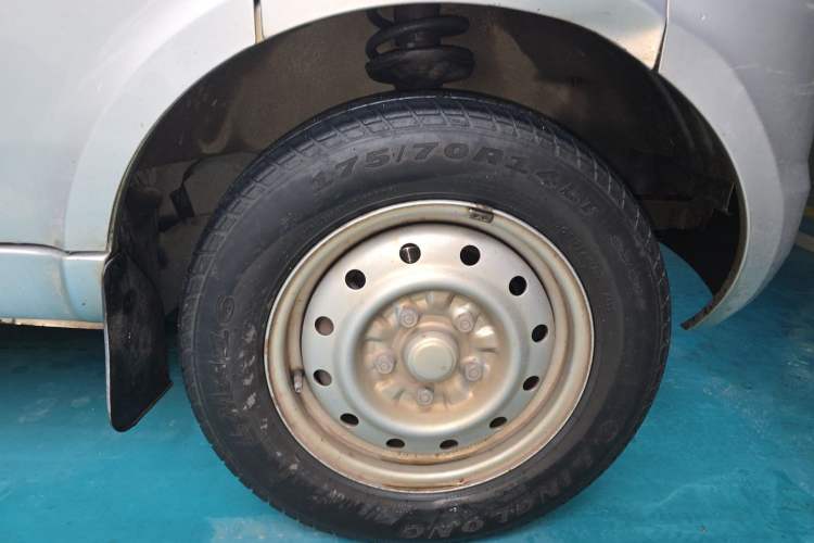 Used Wuling Rongguang 2021 1.5L Extended Basic Enclosed-Window Vehicle 2 Seats L3C Right Front Wheel Hub
