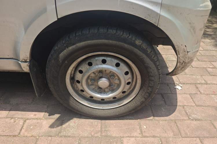 Used Wuling Rongguang 2021 1.5L Extended Standard Version with Air Conditioning – L3C Right Front Wheel Hub