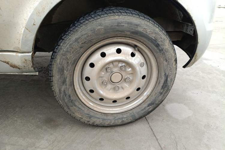 Used Wuling Rongguang 2021 1.5L Extended Basic Enclosed-Window Vehicle 2 Seats L3C Right Front Wheel Hub