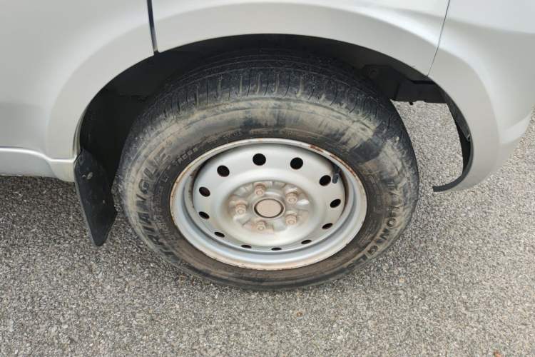 Used Wuling Rongguang 2021 1.5L Extended Standard Model Enclosed-Window Vehicle, Air-Conditioned Version, 2-seater LAR Right Front Wheel Hub