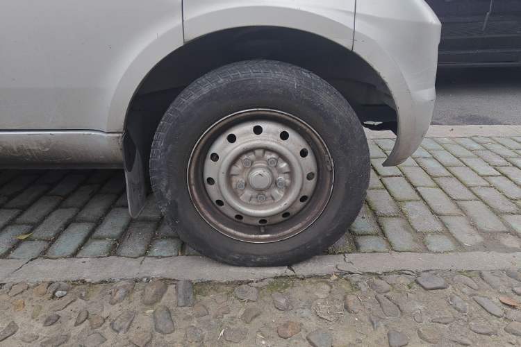 Used Wuling Rongguang 2021 1.5L Extended Standard Version with Air Conditioning – L3C Right Front Wheel Hub