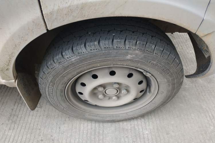 Used Wuling Rongguang 2021 1.5L Extended Basic Enclosed-Window Vehicle 2 Seats L3C Right Front Wheel Hub