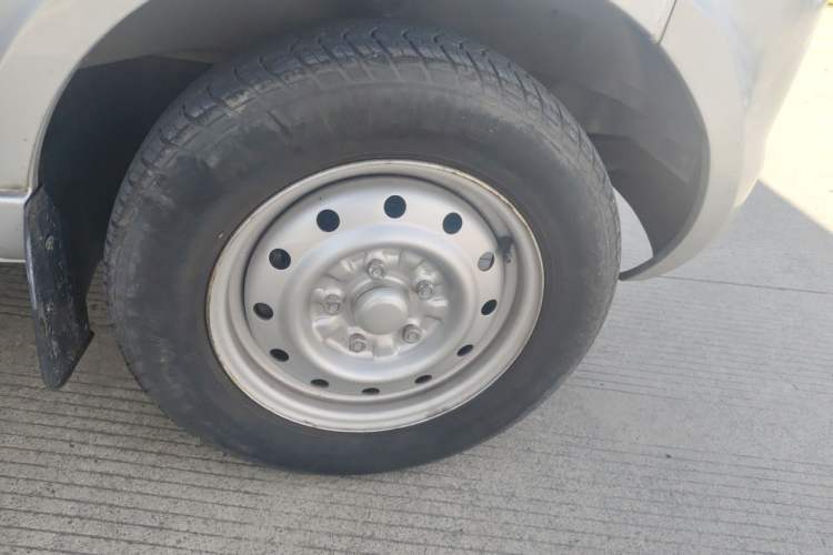 Used Wuling Rongguang 2021 1.5L Extended Basic Enclosed-Window Vehicle 2 Seats L3C Right Front Wheel Hub