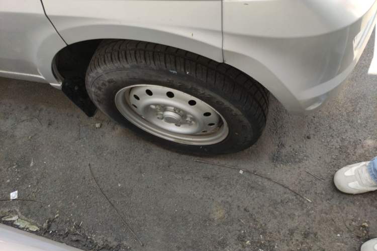 Used Wuling Rongguang 2021 1.5L Extended Standard Version with Air Conditioning – L3C Right Front Wheel Hub