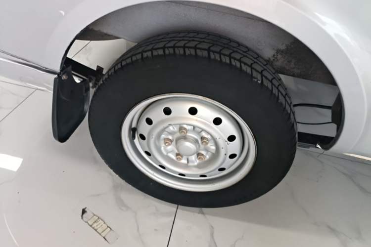 Used Wuling Rongguang 2021 1.5L Extended Basic Version L3C Right Rear Wheel Hub