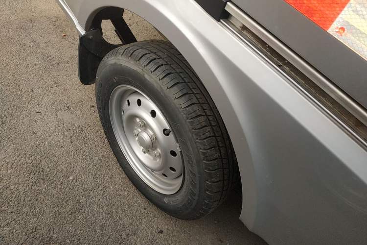Used Wuling Rongguang 2021 1.5L Extended Standard-Size Enclosed Window Vehicle Power-Assist Version 2 Seats L3C Right Rear Wheel Hub