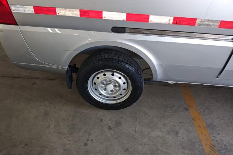 Used Wuling Rongguang 2021 1.5L Extended Basic Model Enclosed-Window Vehicle, 2-seater LAR Right Rear Wheel Hub